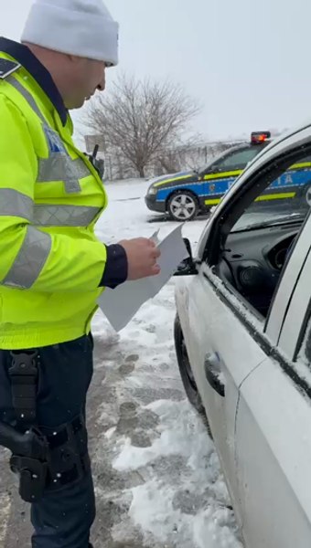 Ce reguli trebuie să respecte șoferii când carosabilul este acoperit cu zăpadă. Recomandările polițiștilor
