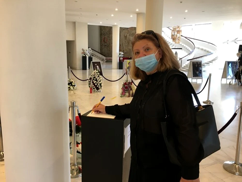 
    Roxana Nicodim a venit să scrie în cartea de condoleanțe de la TNB  