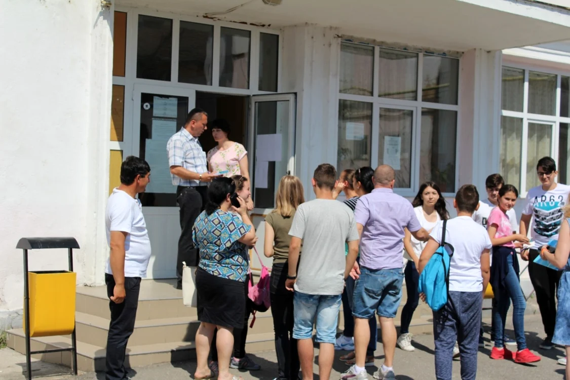 Elevii asteaptă notele la Capacitate    Foto: Adevărul