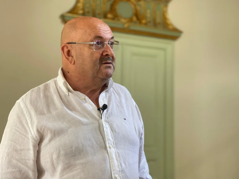 Șeful CJ Argeș susține că microbuzele electrice au fost cumpărate sub prețul altor județe și dă exemplul celui condus de Ilie Bolojan înainte să devină premier