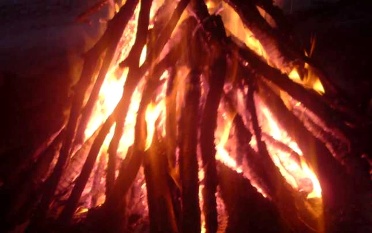 Focurile sunt aprinse pentru alungarea spiritelor rele