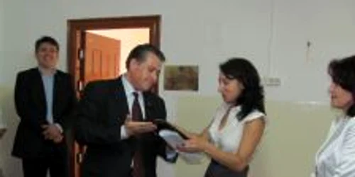 Florentina Soare (asociaţia „Dincolo de aparenţe“) primeşte o icoană de la preşedintele CJ, Victor Tarhon