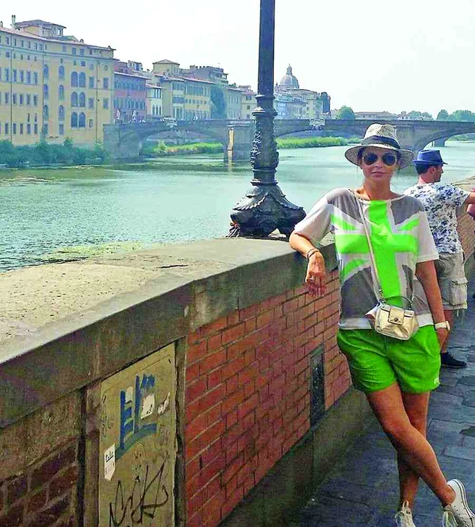 Andreea Marin s-a camuflat cu ochelari şi pălărie în Florenţa