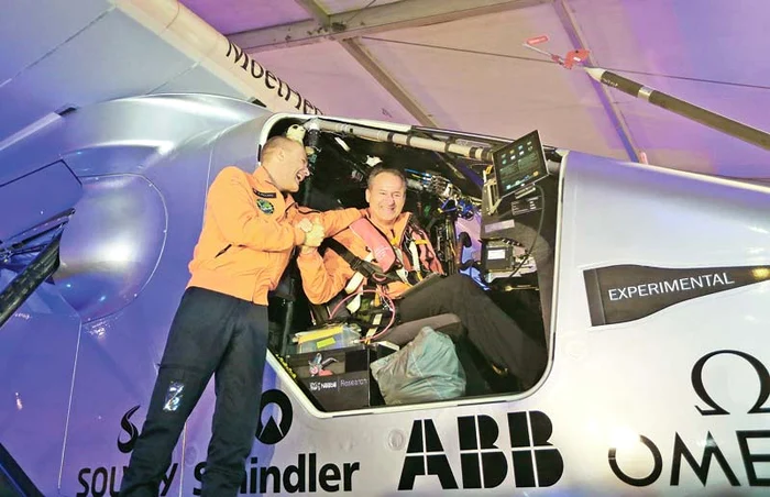 Piloţii Andre Borschberg  (62 de ani) şi Bertrand Piccard  (57 de ani) vor zbura  efectiv 25 de zile