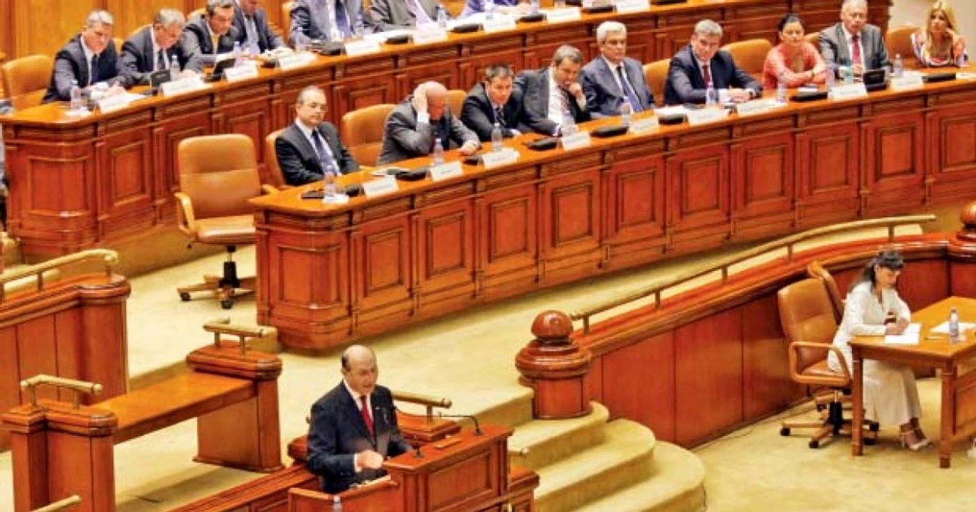 Traian Băsescu a vorbit despre revizuirea Constituţiei şi despre regionalizare, în absenţa Opoziţiei 