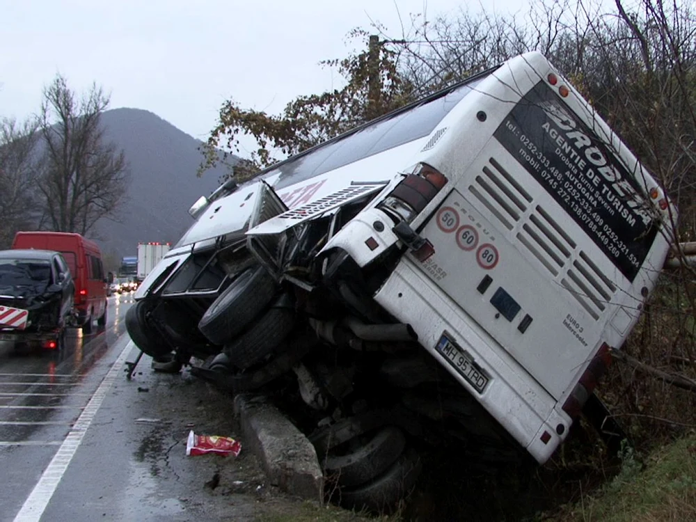 autocar rasturnat la herculane 