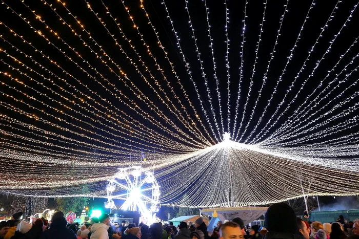 Mii de oameni au participat la momentul aprinderii luminițelor de Crăciun FOTO: Prinăria Galați