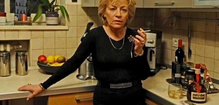 Luminiţa Gheorghiu face parte
din distribuţia „Poziţia copilului“, film care vorbeşte despre
traumele
sufocării copiilor prin dragoste şi despre amprentele pe care le
lasă părinţii asupra personalităţii acestora