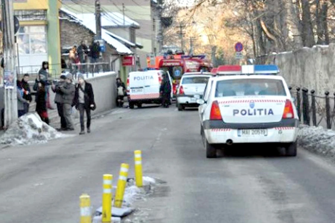 Proprietarul rulotei care  a explodat a suferit arsuri  pe faţă şi mâini şi a fost  transportat la spital  (FOTO: Mediafax)