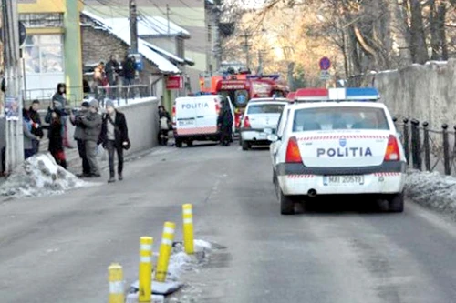 Proprietarul rulotei care a explodat a suferit arsuri pe faţă şi mâini şi a fost transportat la spital (FOTO: Mediafax)