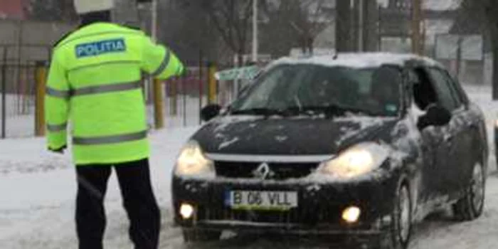 Politist dirijeaza traficul. Foto: Arhiva