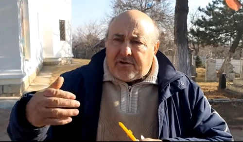 Vecinii povestesc că bătrâna s-a luptat cu agresorii și le-a smuls părul din cap