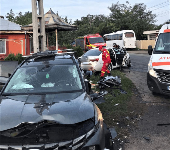 Accident groaznic în Ialomița. O persoană a murit pe loc, șase au fost rănite