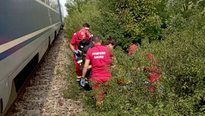 Bărbatul s-a ascuns în boscheți înainte să se arunce în fața trenului FOTO ISU Vaslui