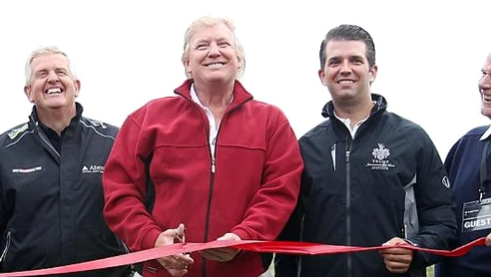 Donald Trump și fiul lui, la o tăiere de panglică în 2012