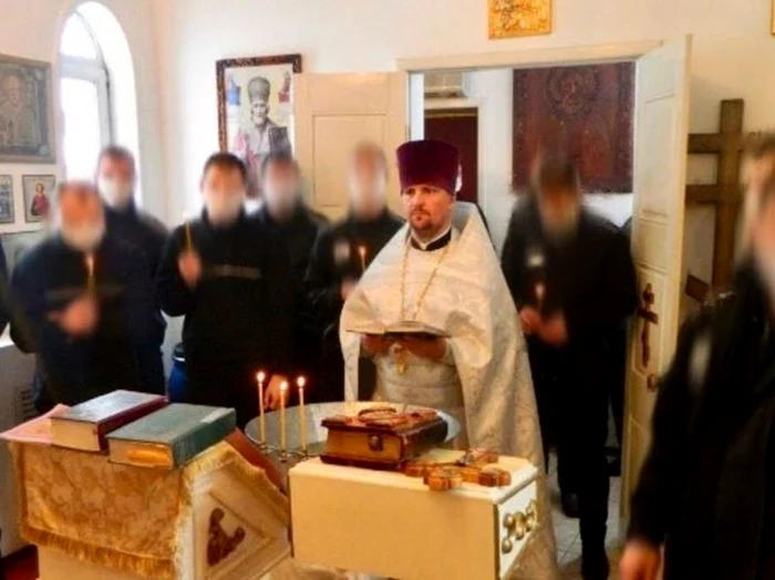 Preotul Mihail Zubarev în timpul unei slujbe în biserică. Foto: mk.ru