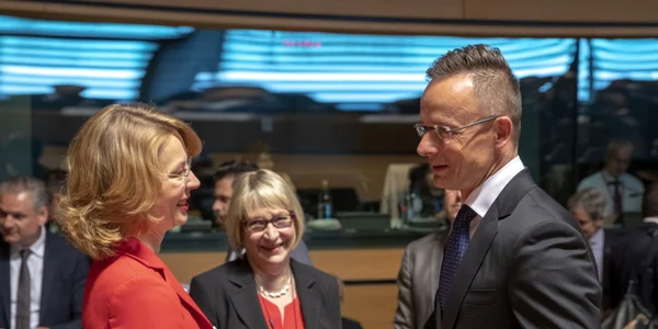 Ministrul finlandez pentru Afaceri Europene Tytti Tuppurainen si ministrul ungar de externe Peter Szijjarto FOTO Consiliul UE