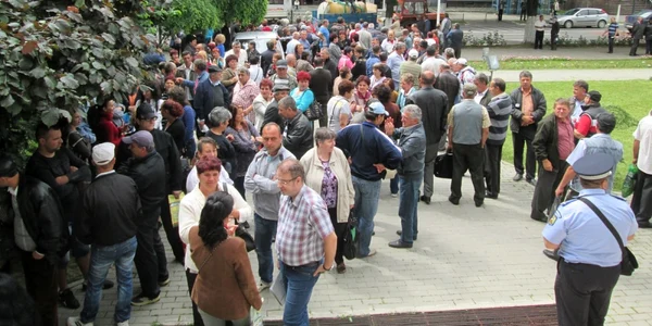 Scandalul plăţilor compensatorii de la Oltchim a ajuns la DIICOT. Peste 200 de foşti angajaţi au depus plângere împotriva conducerii combinatului