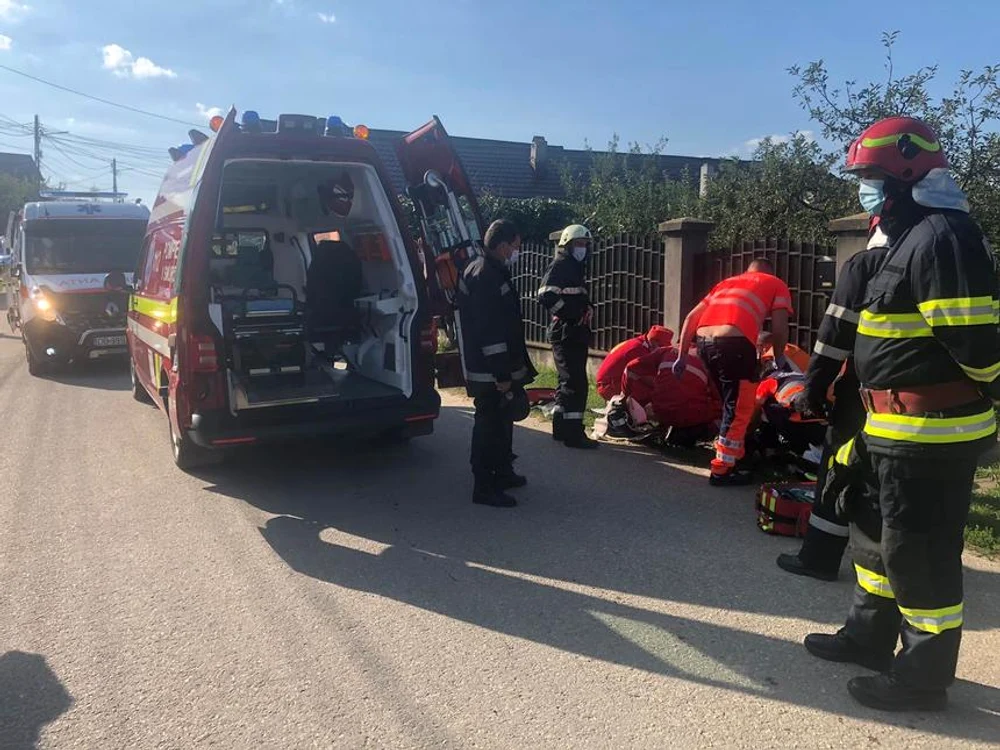 
    Un copil de şase ani a murit, sâmbătă, după ce o căruţă s-a răsturnat peste elFoto: ISU Dâmbovița  