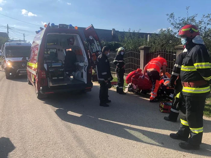 
    Un copil de şase ani a murit, sâmbătă, după ce o căruţă s-a răsturnat peste elFoto: ISU Dâmbovița  