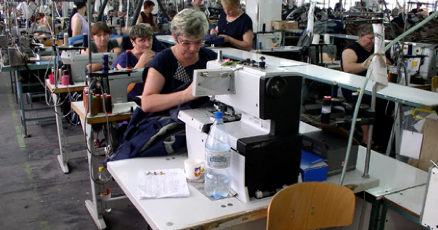 În domeniul confecţiilor salariile ajung până la 1.200 de lei la care se adaugă bonuri de masă şi ore suplimentare plătite