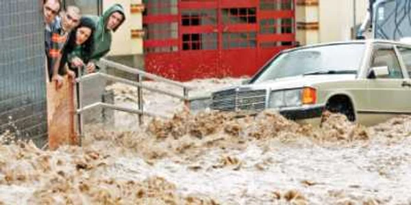 Torenţi de apă şi noroi s-au revărsat pe străzile oraşului Funchal, capitala regională a insulei Madeira  