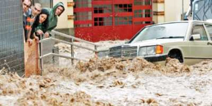Torenţi de apă şi noroi s-au revărsat pe străzile oraşului Funchal, capitala regională a insulei Madeira