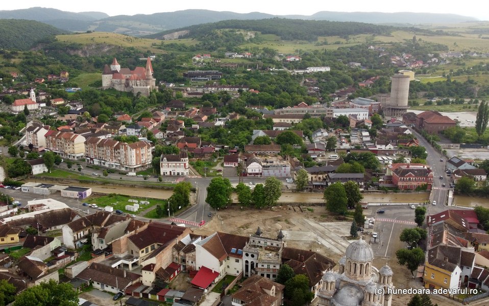 Atmosfera stranie de la Castelul Corvinilor. Turiștii rămân uluiți de ce găsesc în Hunedoara VIDEO