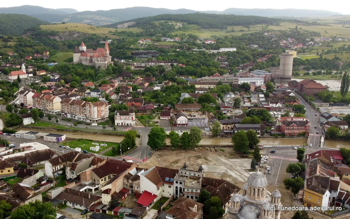 Castelul Corvinilor, fosta platformă siderurgică și centrul vechi din Hunedoara. Foto: Daniel Guță.