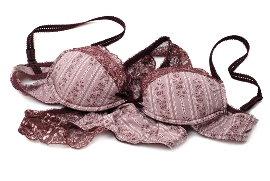 
    Evită lenjeriile din fibre sintetice precum elastanul, poliamida, lycra sau poliesterulwww.clicksanatate.ro  