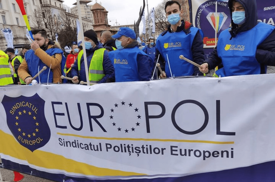 Poliţiştii protestează la Ministerul Muncii pentru aplicarea legii cadru privind salarizarea