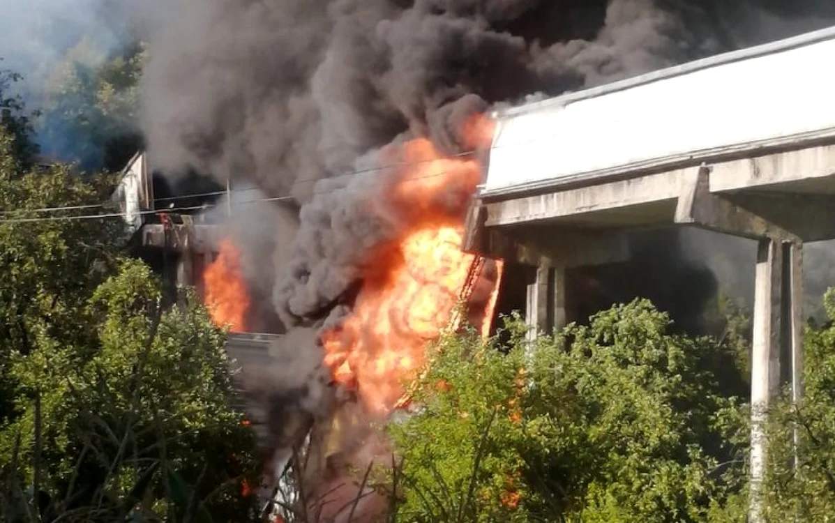 Incendiu violent la banda transportoare a fabricii din Chişcădaga. Foto: ISU Hunedoara.