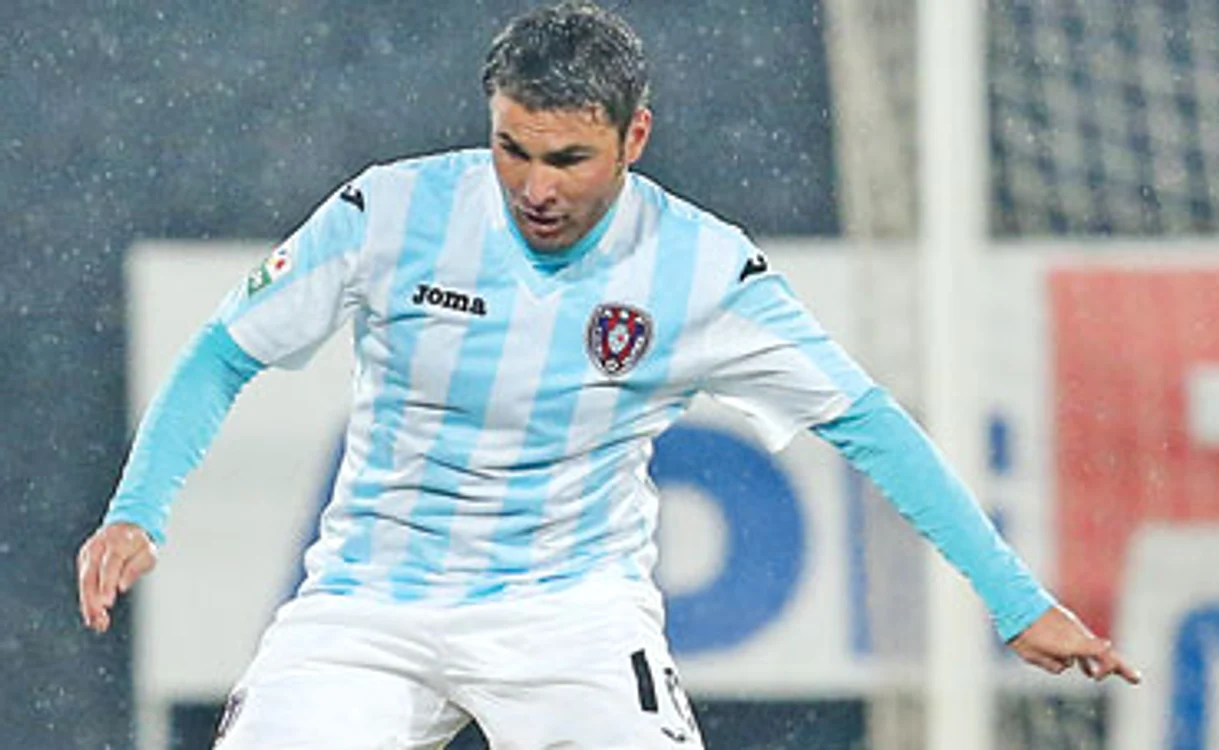 
    Adrian Mutu a venit la Târgu Mureş ca jucător, dar a “preluat” funcţia de antrenor  