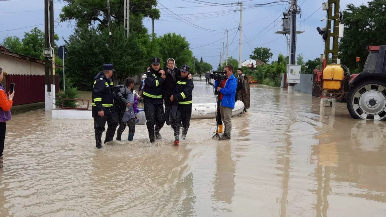 Localnică, evacuată de pompieri