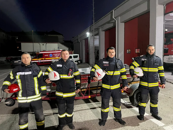 Pompierii care au salvat doi copii de la înec în Râmnicu Vâlcea Foto ISU Vâlcea