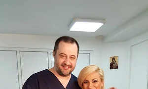 Prezentatoarea Antena Stars, zâmbitoare alături de medicul Vitalie Stan înainte să intre în sala de operații jpeg