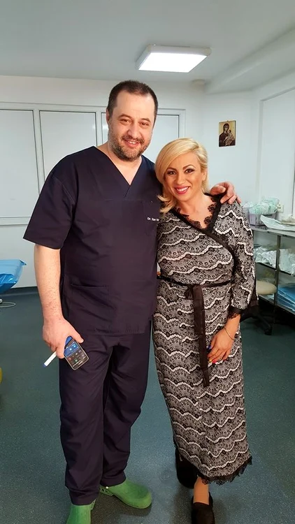 Prezentatoarea Antena Stars, zâmbitoare alături de medicul Vitalie Stan înainte să intre în sala de operații