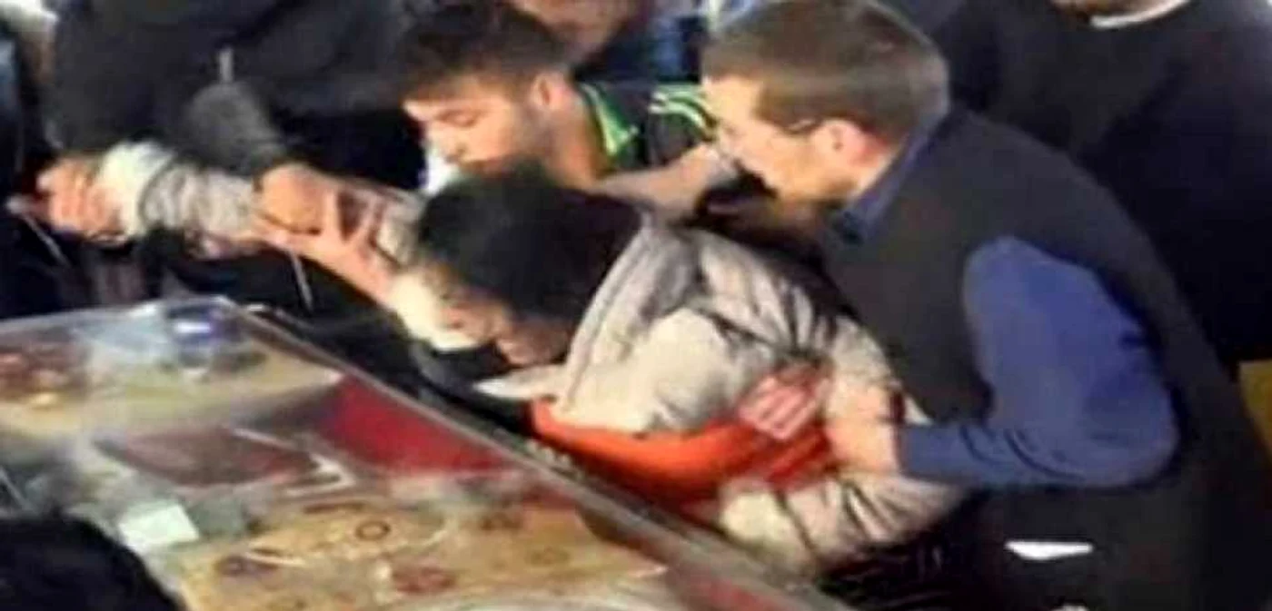 Femeia este ţinută de mai multe persoane FOTO Daily Mirror