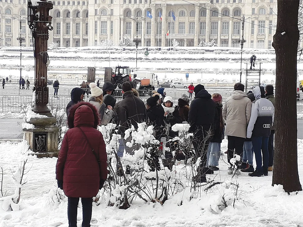 Trecătorii s-au adunat  curioşi la marginile  gardurilor care delimitau zona. Foto: Adrian Popescu