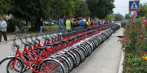 Copiii fericiţi din comuna Peştera judeţul Constanţa - de 1 Iunie au primit de la primărie biciclete şi un tort uriaş Foto comunapestera.ro