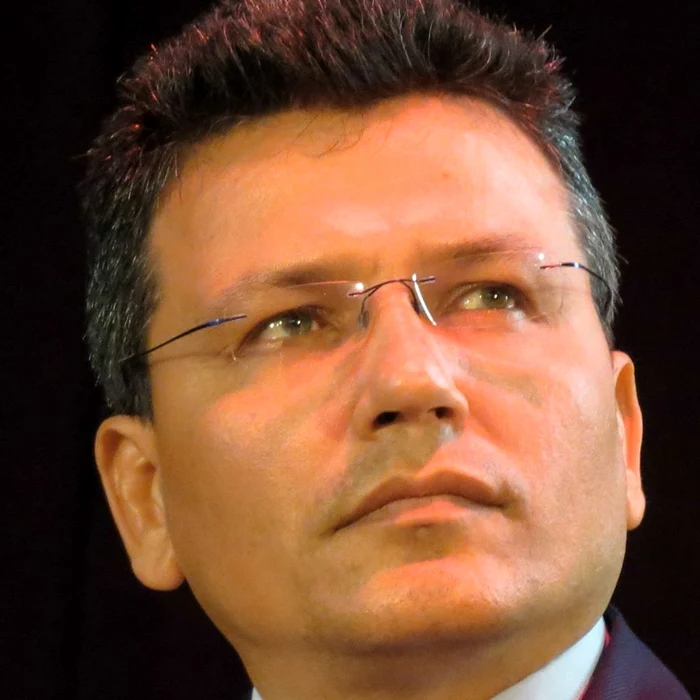 
    Viceprimarul oraşului Feteşti, Liviu Cazan, a fost reţinut pentru 24 de ore de către procurorii din Ialomiţa  