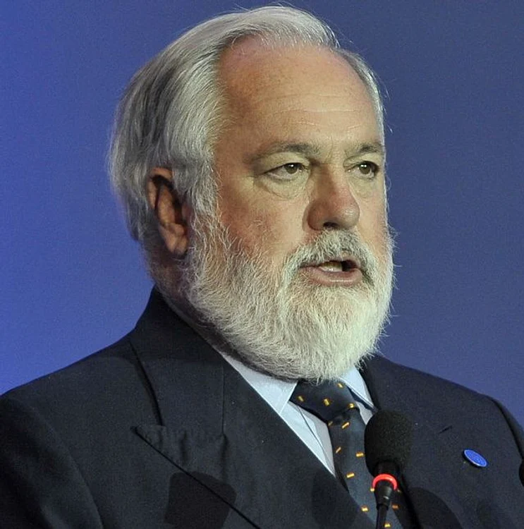 Spaniolul Miguel Arias Canete e apropiat industriei combustibililor fosili, deşi ar trebui să ia măsuri de descurajare a folosirii acestora