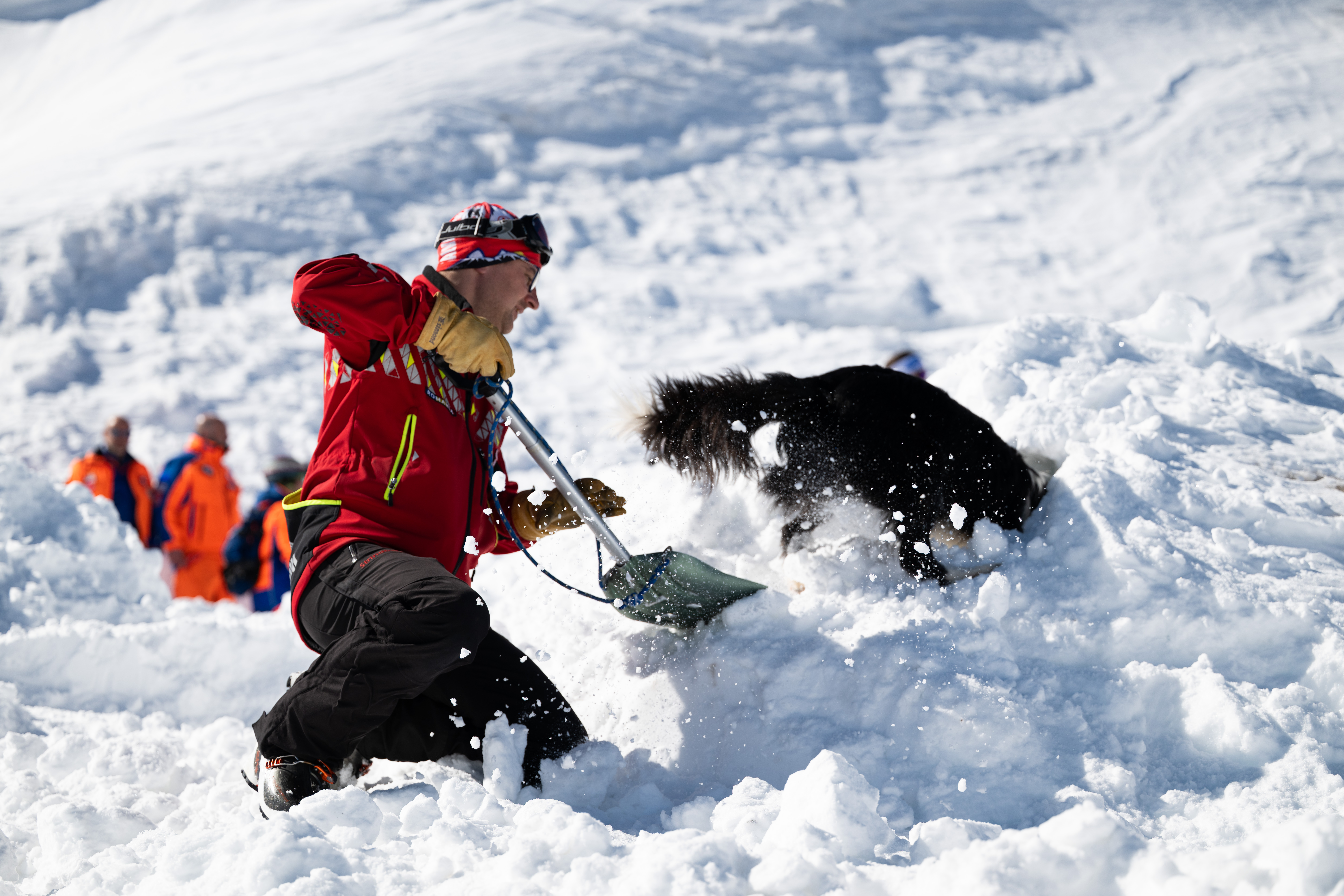 Tiberiu Krizbai și câinele Kamura, în cursa contracronometru pentru salvarea victimei avalanșei 