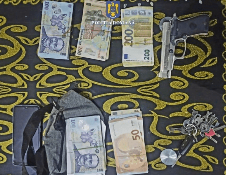 Bani, arme și săbii, găsite la percheziții în Ialomița. Doi suspecți de tentativă de omor, încătușați