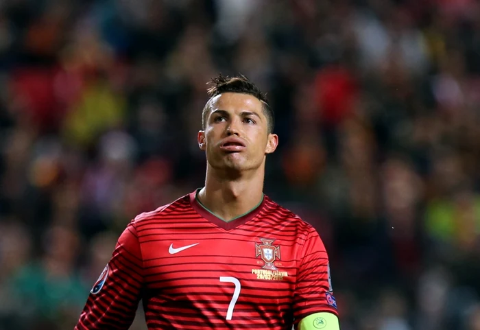 
    Cristiano Ronaldo joacă în tricoul Portugaliei împotriva selecţionatei Insulelor Capului VerdeFoto: AP  