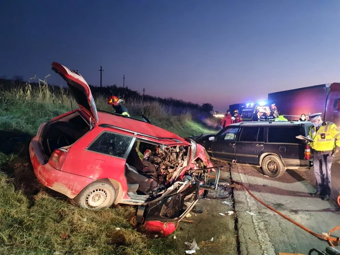 Cele două maşini săau ciocnit frontal. Foto ISU Alba