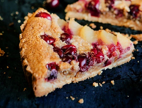 Tarta de pere cu crema de migdale si merisoare jpeg