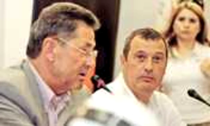 Mircea Rednic (dreapta) a trimis mai multe săgeţi spre fostul său colaborator de la Dinamo, Cornel Dinu  