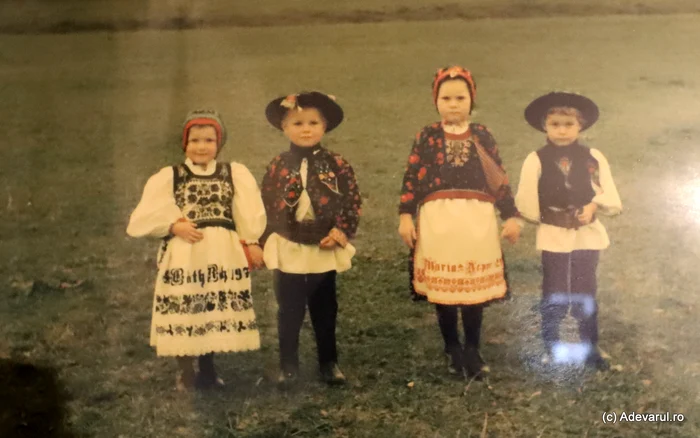 Fotografie de muzeu. Copii sași din Gârbova, în costume tradiționale. Foto: Daniel Guță. ADEVĂRUL