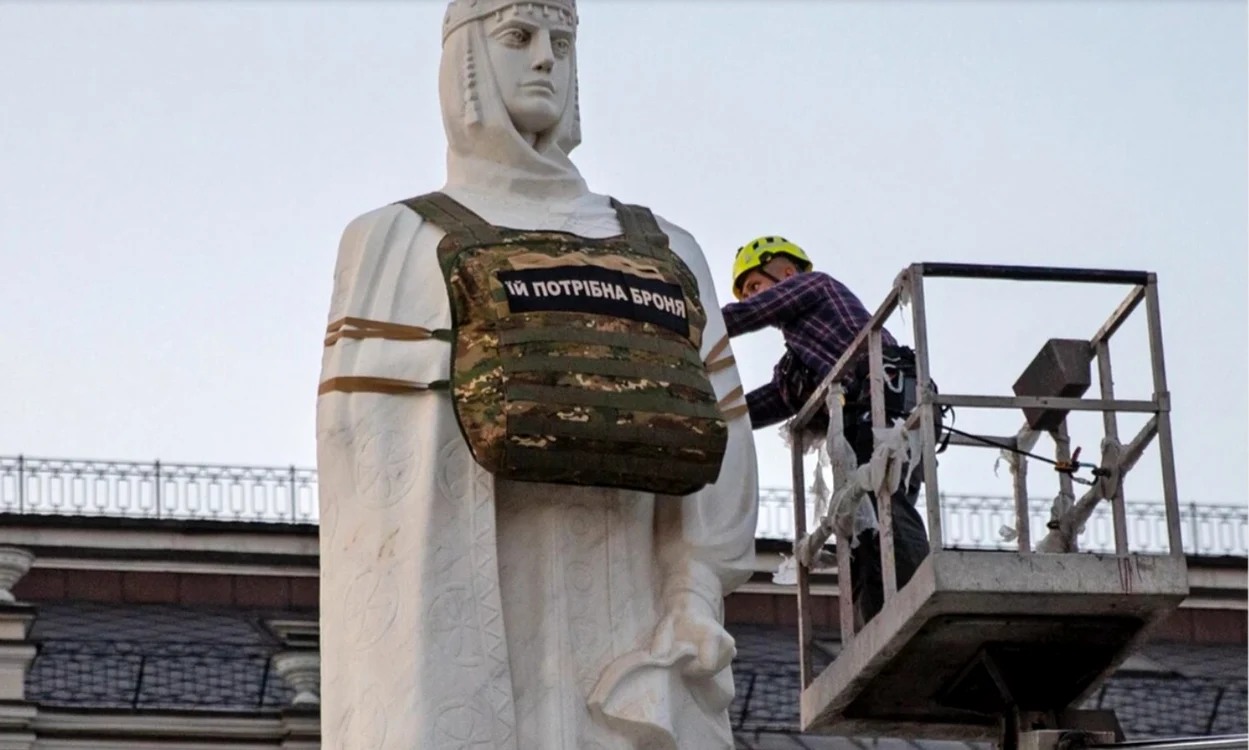 O vestă antiglonț uriașă a fost amplasată pe statuia Prințesei Olga, din Kiev. FOTO Instagram